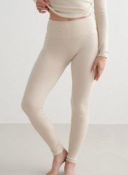 Damskie legginsy prążkowane, wełniane, z wysokim stanem beżowe. Białe legginsy AIM'N, bez wzorów, z dzianiny. Za 339.00 zł.