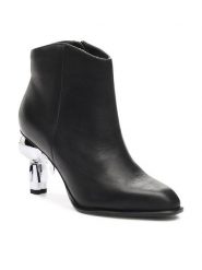 KARL LAGERFELD Botki KL39035 Czarny. Czarne botki KARL LAGERFELD, bez wzorów, ze skóry, bez obcasa, na słupku, bez zapięcia. Za 529.99 zł.
