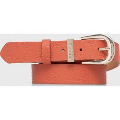 Guess pasek damski kolor pomarańczowy. Brązowe paski Guess, z aplikacjami. W wyprzedaży za 149.99 zł.