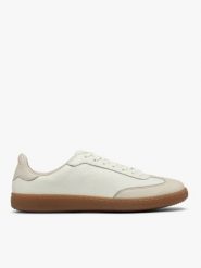 Kremowe półbuty w stylu sportowym na płaskim beżowym spodzie. Brązowe buty sportowe lifestyle Ryłko, bez wzorów, ze skóry, sportowe, z okrągłym noskiem, bez obcasa, na płaskiej podeszwie. W wyprzedaży za 329.99 zł.