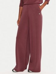 Guess Spodnie dresowe V4YB07 KCAY2 Bordowy Relaxed Fit. Czerwone spodnie dresowe Guess, z aplikacjami, z dresówki. Za 319.99 zł.