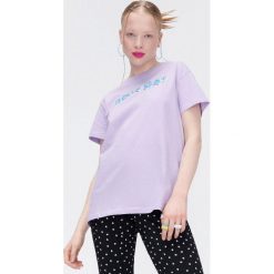 T-shirt oversize Doja Cat - Fioletowy. Fioletowe t-shirty Cropp, l, bez wzorów, bez kołnierzyka, bez ramiączek. Za 59.99 zł.