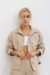 KURTKA KAREN BEŻOWA L - Flawless. Brązowe kurtki Flawless, l, bez wzorów, z bawełny, klasyczne, bez kaptura. Za 550.00 zł.