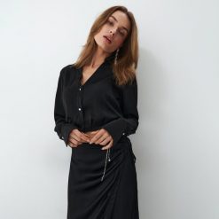 Koszula z ozdobnym detalem - Czarny. Czarne koszule Mohito, bez wzorów, bez kołnierzyka, bez ramiączek. Za 119.99 zł.