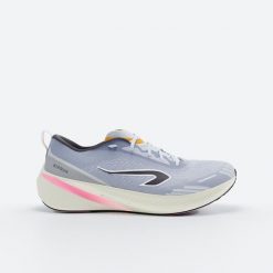 Buty do biegania damskie Kiprun Cushion 500. Białe buty do biegania KIPRUN, bez wzorów, bez zapięcia, do biegania. Za 249.99 zł.