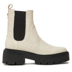 Sztyblety Guess. Białe botki Guess, z aplikacjami, bez obcasa, na płaskiej podeszwie, bez zapięcia. Za 329.99 zł.