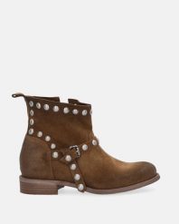 BRĄZOWE BOTKI Z NITAMI BL792 ING TAUPE. Brązowe botki Venezia, bez wzorów, ze skóry, bez obcasa, bez zapięcia. Za 749.00 zł.