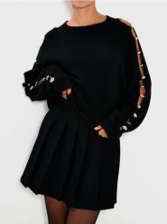 Sweter ze zdrobieniami na rękawach - czarny. Czarne swetry Sinsay, l, bez wzorów, bez ramiączek. Za 79.99 zł.