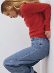 Wełniany sweter regular z kaszmirem - czerwony. Czerwone swetry Reserved, l, bez wzorów, z dzianiny, bez ramiączek. W wyprzedaży za 239.99 zł.