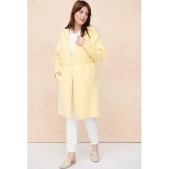 Płaszcz Damski Huggo Plus Size Bananowy. Żółte płaszcze blue shadow, plus size, bez wzorów, z dzianiny, bez kaptura. Za 419.90 zł.