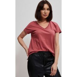 Bawełniana bluzka z dekoltem w serek. Czerwone bluzki MOODO, l, bez wzorów, z bawełny, klasyczne, bez kołnierzyka, bez ramiączek. Za 29.99 zł.