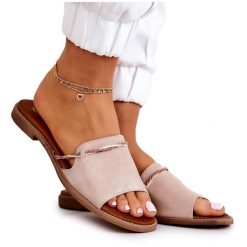 Zamszowe Klapki Lewski Shoes 3047 Beżowe beżowy. Brązowe klapki bez wzorów, ze skóry, casualowe, bez obcasa, bez zapięcia. Za 404.50 zł.
