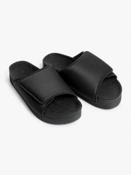 Monki Klapki w kolorze czarnym rozmiar: 38. Czarne klapki Monki, bez wzorów, klasyczne, z otwartym noskiem, bez obcasa, bez zapięcia. Za 43.99 zł.