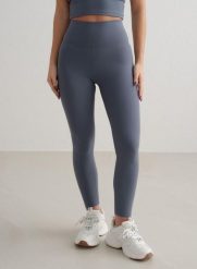 Damskie legginsy z wysokim stanem, squat proof, dla niskich Sense granatowe. Niebieskie legginsy AIM'N, bez wzorów, z elastanu, krótkie. Za 297.00 zł.