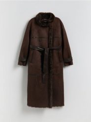 Dwurzędowy płaszcz z kożuchem - ciemnobrązowy. Brązowe płaszcze Reserved, l, bez wzorów, ze skóry, bez kaptura. Za 399.99 zł.