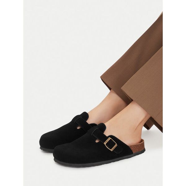 Klapki Lasocki. Czarne klapki Lasocki, bez wzorów, bez obcasa, bez zapięcia. Za 149.99 zł.