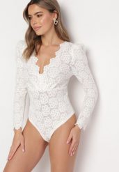 Białe Koronkowe Body z Kopertowym Dekoltem Mardie. Białe body i gorsety Born2be, z aplikacjami, z koronki, bez ramiączek. W wyprzedaży za 67.99 zł.