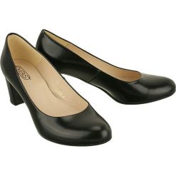 EMBIS 1419 czarny, czółenka damskie. Czarne czółenka Embis, bez wzorów, ze skóry, klasyczne, bez obcasa, na obcasie, bez zapięcia. W wyprzedaży za 215.90 zł.