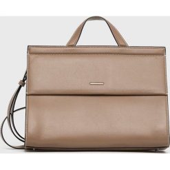 Calvin Klein torebka kolor brązowy. Brązowe listonoszki Calvin Klein, bez wzorów, z włókna, bez dodatków. Za 1,199.90 zł.