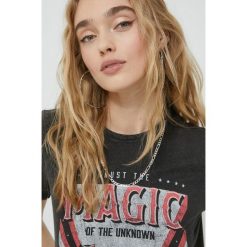 Only t-shirt bawełniany kolor czarny. Czarne t-shirty ONLY, bez wzorów, z bawełny, bez kołnierzyka, bez ramiączek. Za 79.99 zł.