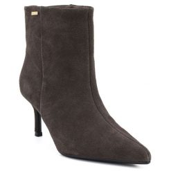 Skórzane botki damskie na niskim obcasie zamszowe brązowe Big Star UU274492. Brązowe botki BIG STAR, bez wzorów, ze skóry, retro, bez obcasa, bez zapięcia. Za 269.99 zł.