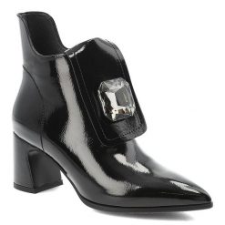 Botki damskie D&A by S.Barski o eleganckim fasonie z lakierowaną cholewką ozdobnym kryształem i stabilnym obcasem typu słupek czarne, MR62-9062 Black. Czarne botki S.BARSKI, bez wzorów, z lakierowanej skóry, eleganckie, bez obcasa, na słupku, bez zapięcia. Za 249.00 zł.