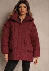 Bordowa Kurtka Oversize z Pikowanymi Przeszyciami i Kapturem Galeana. Czerwone kurtki Renee, na zimę, l, bez wzorów, z dzianiny, eleganckie. Za 199.99 zł.
