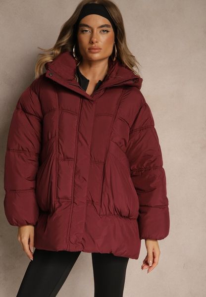 Bordowa Kurtka Oversize z Pikowanymi Przeszyciami i Kapturem Galeana. Czerwone kurtki Renee, na zimę, l, bez wzorów, z dzianiny, eleganckie. Za 179.99 zł.