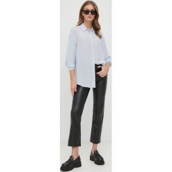 Trussardi koszula damska regular z kołnierzykiem klasycznym. Niebieskie koszule TRUSSARDI, bez wzorów, z tkaniny, klasyczne, bez kołnierzyka, bez ramiączek. W wyprzedaży za 419.99 zł.