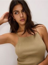 Bluzka z wiskozą - oliwkowy. Zielone bluzki Reserved, l, bez wzorów, z dzianiny, bez kołnierzyka, bez ramiączek. W wyprzedaży za 29.99 zł.