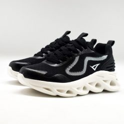 Buty sportowe DIMU czarne. Czarne buty treningowe LEGEA, bez wzorów, ze skóry, bez zapięcia. Za 110.90 zł.