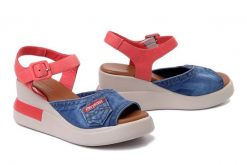 ARTIKER RELAKS 54C0215 jeans, sandały damskie. Niebieskie sandały Artiker Relaks, bez wzorów, z gumy, bez obcasa, na koturnie, bez zapięcia. Za 279.90 zł.