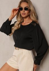 Czarna Koszulowa Bluzka Retro z Ozdobną Koronką i Marszczeniem Udeviana. Czarne bluzki Renee, m, bez wzorów, z koronki, eleganckie, bez kołnierzyka, bez ramiączek. W wyprzedaży za 47.99 zł.