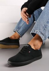 Czarne Sznurowane Tenisówki z Niewielką Naszywką Deirdra. Czarne trampki Renee, z aplikacjami, bez zapięcia. W wyprzedaży za 39.99 zł.