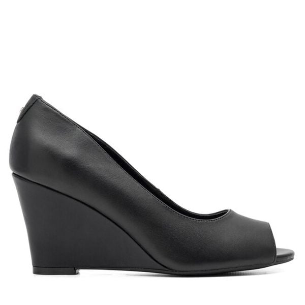 Półbuty Lasocki. Czarne półbuty wsuwane Lasocki, bez wzorów, bez obcasa, na koturnie. Za 159.99 zł.
