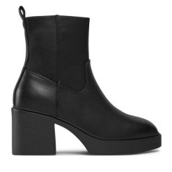 Botki ONLY. Czarne botki ONLY, bez wzorów, bez obcasa, na słupku, bez zapięcia. Za 179.99 zł.