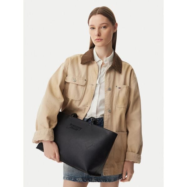 Torebka Tommy Jeans. Czarne shopper bag Tommy Jeans, bez wzorów, z jeansu, bez dodatków. Za 409.99 zł.