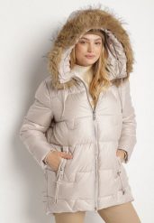 Beżowa Kurtka z Pikowanymi Przeszyciami i Kapturem z Futrem Azinga. Brązowe kurtki Born2be, plus size, bez wzorów, z dzianiny, eleganckie. Za 219.99 zł.