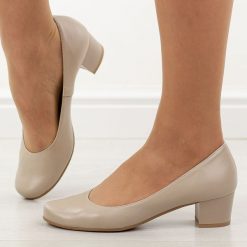 Beżowe Polskie czółenka damskie Gregors 702. Czerwone czółenka GREGORS, bez wzorów, ze skóry, eleganckie, bez obcasa, na obcasie, bez zapięcia. Za 379.00 zł.