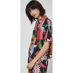Medicine koszula damska relaxed z kołnierzykiem klasycznym. Koszule MEDICINE, l, bez wzorów, z tkaniny, klasyczne, bez kołnierzyka, bez ramiączek. W wyprzedaży za 49.90 zł.