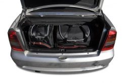 Torby Do Bagażnika Opel Astra Cabrio 2001-2006 4Szt Kjust. Czarne torby podróżne KJUST, bez wzorów, z kauczuku. Za 1,075.00 zł.