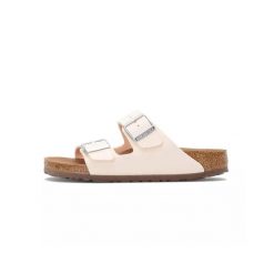 Klapki damskie Birkenstock Arizona Vegan BF. Brązowe klapki Birkenstock, bez wzorów, z materiału, bez obcasa, bez zapięcia. Za 423.45 zł.
