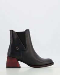 BOTKI DAMSKIE 012-477 BLACK. Czarne botki Venezia, bez wzorów, ze skóry, bez obcasa, bez zapięcia. Za 279.00 zł.