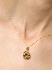 OR ÉCLAT Złoty naszyjnik "Noeud" z zawieszką rozmiar: onesize. Żółte naszyjniki Or Éclat, z materiału, złote. Za 826.99 zł.