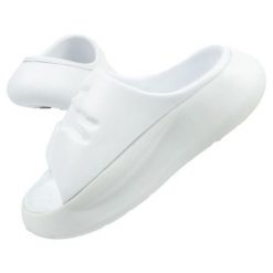 Klapki Lacoste Serve Slide W 0421G białe. Białe klapki bez wzorów, z syntetyku, sportowe, bez obcasa, bez zapięcia. Za 365.58 zł.