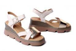 Artiker Relaks 58C0312 BEIGE/GOLD, sandały damskie. Brązowe sandały Artiker Relaks, bez wzorów, bez obcasa, na koturnie, bez zapięcia. Za 239.90 zł.