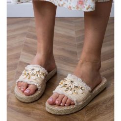 Beżowe klapki espadryle plecione z muszelkami beżowy. Brązowe espadryle bez wzorów, z tkaniny, casualowe, z okrągłym noskiem, bez obcasa, na platformie. Za 86.24 zł.