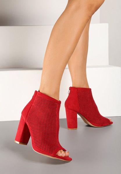 Czerwone Sandały Vices na Słupku z Ażurową Cholewką i Odkrytymi Noskami Uliri. Czerwone botki Renee, w ażurowe wzory, eleganckie, bez obcasa, na obcasie, bez zapięcia. Za 119.99 zł.