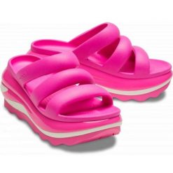 Klapki Crocs Mega Crush Triple Strap 209842-6TW różowe. Czerwone klapki bez wzorów, casualowe, bez obcasa, bez zapięcia. Za 449.26 zł.
