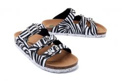 DR. BRINKMANN 700077-01 zebra, klapki damskie. Białe klapki Dr. Brinkmann, bez wzorów, z materiału, bez obcasa, bez zapięcia. Za 219.90 zł.